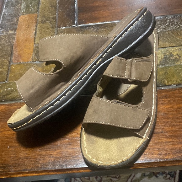 Brown Leather Pierre Dumas slippers size Seven (7) - Picture 4 of 5